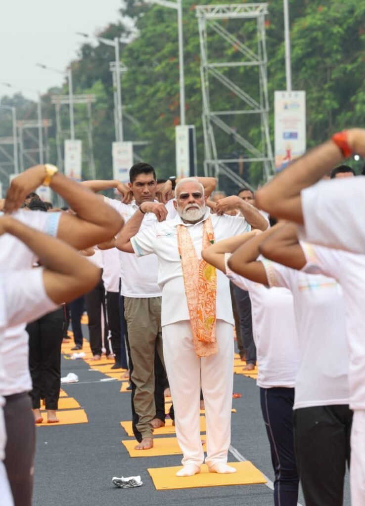 कोलकाता में मोदी बोले-70 की उम्र में 50 जैसा दिखें:योग इसमें मददगार, यह सबको जोड़ता है; पीएम ने 5 आसन किए, लोगों को सिखाया. इतिहास के पन्नों पर दर्ज हुआ कोलकाता का योग कार्यक्रम. मोदी लोगों के बीच पहुंचकर करवाते रहे खुद योगाभ्यास कोलकाता में मोदी बोले-70 की उम्र में 50 जैसा दिखें:योग इसमें मददगार, यह सबको जोड़ता है; पीएम ने 5 आसन किए, लोगों को सिखाया. इतिहास के पन्नों पर दर्ज हुआ कोलकाता का योग कार्यक्रम. मोदी लोगों के बीच पहुंचकर करवाते रहे खुद योगाभ्यास kshititech