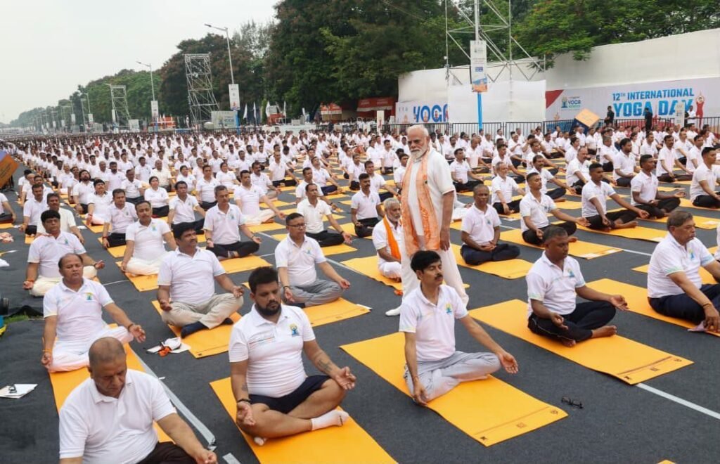 कोलकाता में मोदी बोले-70 की उम्र में 50 जैसा दिखें:योग इसमें मददगार, यह सबको जोड़ता है; पीएम ने 5 आसन किए, लोगों को सिखाया. इतिहास के पन्नों पर दर्ज हुआ कोलकाता का योग कार्यक्रम. मोदी लोगों के बीच पहुंचकर करवाते रहे खुद योगाभ्यास कोलकाता में मोदी बोले-70 की उम्र में 50 जैसा दिखें:योग इसमें मददगार, यह सबको जोड़ता है; पीएम ने 5 आसन किए, लोगों को सिखाया. इतिहास के पन्नों पर दर्ज हुआ कोलकाता का योग कार्यक्रम. मोदी लोगों के बीच पहुंचकर करवाते रहे खुद योगाभ्यास kshititech