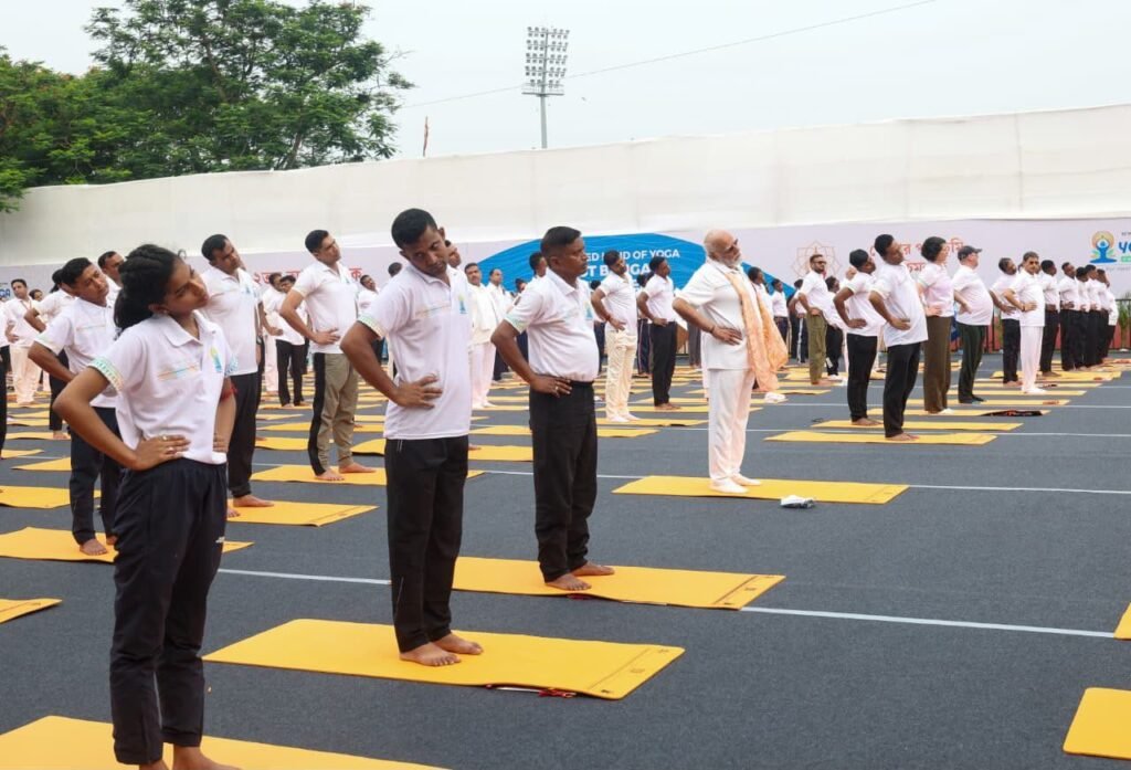 कोलकाता में मोदी बोले-70 की उम्र में 50 जैसा दिखें:योग इसमें मददगार, यह सबको जोड़ता है; पीएम ने 5 आसन किए, लोगों को सिखाया. इतिहास के पन्नों पर दर्ज हुआ कोलकाता का योग कार्यक्रम. मोदी लोगों के बीच पहुंचकर करवाते रहे खुद योगाभ्यास कोलकाता में मोदी बोले-70 की उम्र में 50 जैसा दिखें:योग इसमें मददगार, यह सबको जोड़ता है; पीएम ने 5 आसन किए, लोगों को सिखाया. इतिहास के पन्नों पर दर्ज हुआ कोलकाता का योग कार्यक्रम. मोदी लोगों के बीच पहुंचकर करवाते रहे खुद योगाभ्यास kshititech