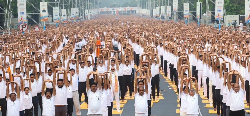 कोलकाता में मोदी बोले-70 की उम्र में 50 जैसा दिखें:योग इसमें मददगार, यह सबको जोड़ता है; पीएम ने 5 आसन किए, लोगों को सिखाया. इतिहास के पन्नों पर दर्ज हुआ कोलकाता का योग कार्यक्रम. मोदी लोगों के बीच पहुंचकर करवाते रहे खुद योगाभ्यास कोलकाता में मोदी बोले-70 की उम्र में 50 जैसा दिखें:योग इसमें मददगार, यह सबको जोड़ता है; पीएम ने 5 आसन किए, लोगों को सिखाया. इतिहास के पन्नों पर दर्ज हुआ कोलकाता का योग कार्यक्रम. मोदी लोगों के बीच पहुंचकर करवाते रहे खुद योगाभ्यास kshititech