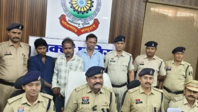 सफलताओं पर लगातार सफलता- शक्ति पुलिस की सक्रियता को नमन. एक हफ्ते में ही सुलझा दी मर्डर मिस्ट्री. मर्डर के आरोपियों सहित लूट की रकम एवं आभूषण खरीदने वाला व्यापारी भी गिरफ्तार. आरोपियों ने 2 साल पहले भी दिया था डबल मर्डर हत्याकांड को अंजाम. प्रेस वार्ता में एसपी साहब ने किया पूरे मामला का खुलासा. Ceir पोर्टल का उपयोग बना मामले को सुलझाने में सहायक kshititech