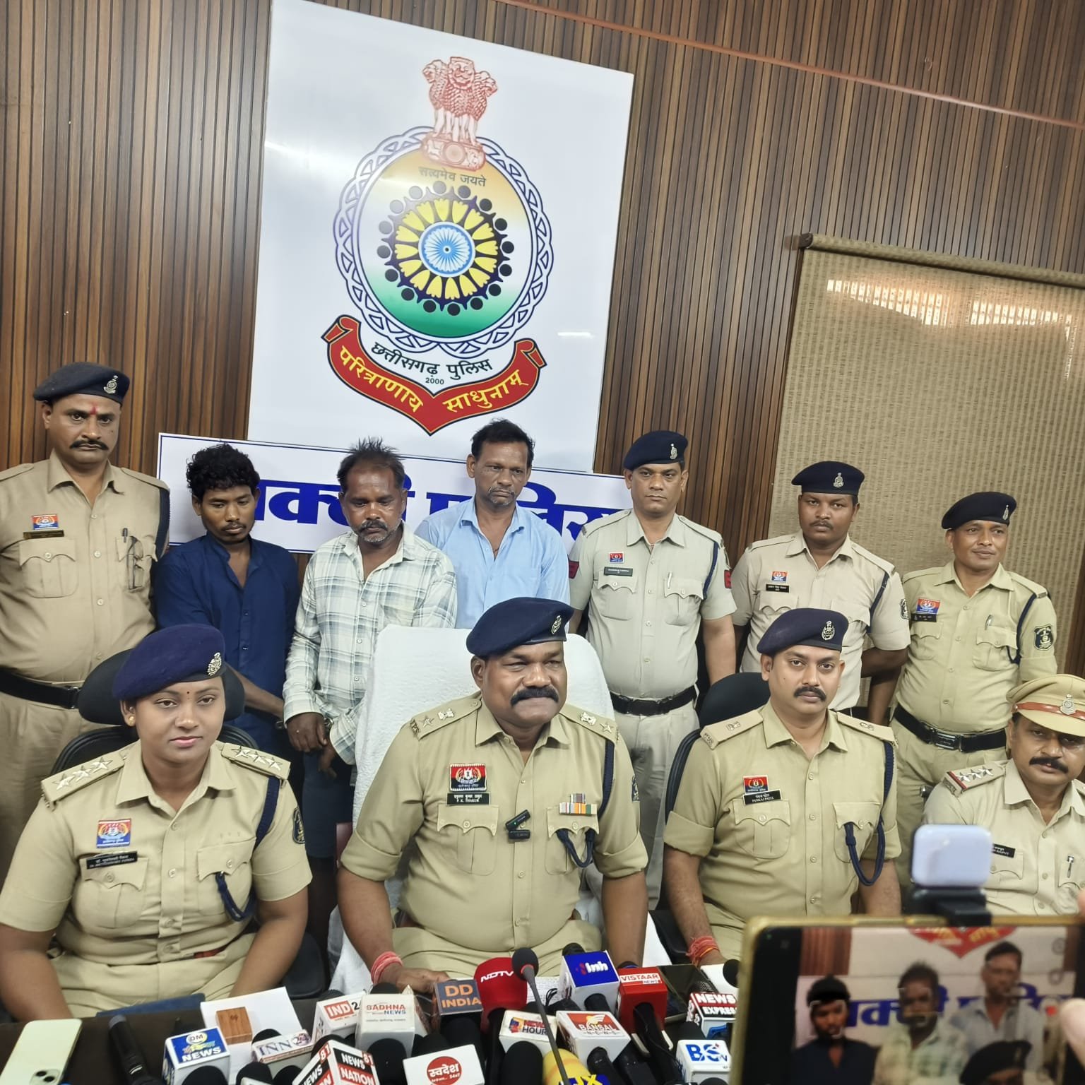 सफलताओं पर लगातार सफलता- शक्ति पुलिस की सक्रियता को नमन. एक हफ्ते में ही सुलझा दी मर्डर मिस्ट्री. मर्डर के आरोपियों सहित लूट की रकम एवं आभूषण खरीदने वाला व्यापारी भी गिरफ्तार. आरोपियों ने 2 साल पहले भी दिया था डबल मर्डर हत्याकांड को अंजाम. प्रेस वार्ता में एसपी साहब ने किया पूरे मामला का खुलासा. Ceir पोर्टल का उपयोग बना मामले को सुलझाने में सहायक सफलताओं पर लगातार सफलता- शक्ति पुलिस की सक्रियता को नमन. एक हफ्ते में ही सुलझा दी मर्डर मिस्ट्री. मर्डर के आरोपियों सहित लूट की रकम एवं आभूषण खरीदने वाला व्यापारी भी गिरफ्तार. आरोपियों ने 2 साल पहले भी दिया था डबल मर्डर हत्याकांड को अंजाम. प्रेस वार्ता में एसपी साहब ने किया पूरे मामला का खुलासा. Ceir पोर्टल का उपयोग बना मामले को सुलझाने में सहायक kshititech