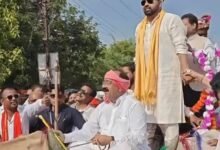अनूठा उदाहरण-राजनीति में पेश की सादगी की मिसाल- बेमेतरा के विधायक दीपेश साहू ने मुख्यमंत्री कन्या विवाह योजना में रचाया अपना विवाह. निर्धन परिवार की बेटी के साथ लिए सात फेरे. लग्जरी वाहन को त्याग कर बैलगाड़ी में निकली बारात. छत्तीसगढ़ के उपमुख्यमंत्री अरुण साव बने सारथी kshititech
