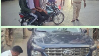 एक बाइक पर चार सवारी-शक्ति ट्रैफिक पुलिस ने किया चालान. कहा अबकी बार करोगे गलती तो होगी बड़ी कार्रवाई। 12 जून को जिला मुख्यालय शक्ति में यातायात विभाग ने की बड़ी कार्रवाई. 25 गाड़ियों को किया गया चालान. चार सवारी वाले को इतना भी डर नहीं की थाने के सामने से निकल रहा है. हौसले बुलंद हैं ट्रैफिक नियम का उल्लंघन करने वालों के kshititech