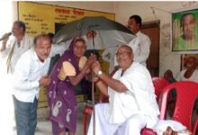 12 जून को रैनखोल गांव में आदिवासी समुदाय के लोगों को किया गया छाते का वितरण. बारिश मौसम को देखते हुए अघोर पीठ जन सेवा अभेद आश्रम बोइरडीह ने करी पहल kshititech