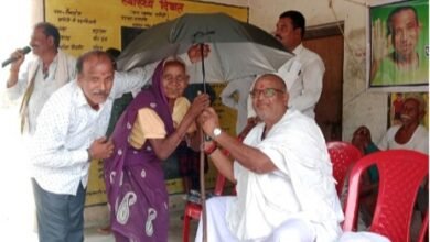 12 जून को रैनखोल गांव में आदिवासी समुदाय के लोगों को किया गया छाते का वितरण. बारिश मौसम को देखते हुए अघोर पीठ जन सेवा अभेद आश्रम बोइरडीह ने करी पहल kshititech