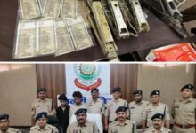 शक्ति जिले में दहशतगर्दी फैलाने वाले असामाजिक तत्वों को पुलिस ने किया गिरफ्तार. हाईटेक खोजबीन के बाद कारों का शीशा तोड़ने वाले बदमाश चढ़े पुलिस के हत्थे. पुलिस कप्तान के निर्देशन एडिशनल एसपी. एसडीओ पुलिस के मार्गदर्शन में मालखरौदा के टीआई प्रवीण सिंह राजपूत की बड़ी सफलता. प्रेस वार्ता में किया पुलिस ने खुलासा. 25 सीसी टीवी फुटेज एवं 400 मोबाइल खंगालने पर हुआ पूरा खुलासा kshititech