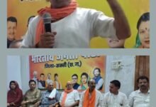 इमरजेंसी का वृतांत सुनाते आंखों से आंसू निकल पड़े मीसा बंदियों के-आपातकाल में जेलो की यात्रा करने वाले शक्ति के भाजपा नेताओं का किया गया सम्मान. आर्टिस्ट भाजपा नेता राम अवतार अग्रवाल ने कहा- देश में इमरजेंसी लगाने वाली तत्कालीन प्रधानमंत्री विपक्ष को ही करना चाहती थी नेस्तनाबूद kshititech