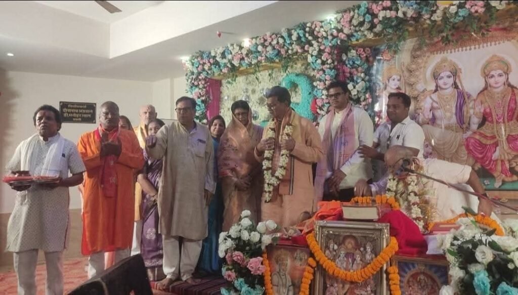 शक्ति में हुआ श्री राम कथा का भव्य शुभारंभ प्रसिद्ध कथा वाचक राजेंद्र प्रसाद रामायणी जी करवा रहे कथा का रसपान. 9 जून को कथा शुभारंभ पर पहुंचे महंत दंपति. नेता प्रतिपक्ष महंत. सांसद ज्योत्सना महंत।सूरज महंत सहित नगर पालिका अध्यक्ष श्यामसुंदर ने भी किया कथा श्रवण. श्री राम मानस मंडली शक्ति के मांगेराम अग्रवाल ने कहा- 51 टीकाकारों को किया जाएगा मानस हंस सम्मान से सम्मानित kshititech