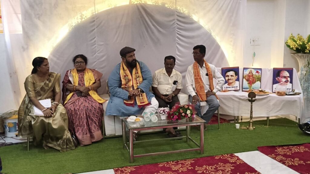 छत्तीसगढ़ में हो रहे अवैध धर्मांतरण को लेकर चर्चा करने उत्तर बस्तर के पंखाजूर पहुंचे प्रबल प्रताप सिंह जुदेव एवं अंजू ग़बेल हिंदू संगठनों से करी लंबी चर्चा. धर्मांतरण को रोकने अभियान चलाने स्थानीय कार्यकर्ताओं का बढ़ाया हौसला छत्तीसगढ़ में हो रहे अवैध धर्मांतरण को लेकर चर्चा करने उत्तर बस्तर के पंखाजूर पहुंचे प्रबल प्रताप सिंह जुदेव एवं अंजू ग़बेल हिंदू संगठनों से करी लंबी चर्चा. धर्मांतरण को रोकने अभियान चलाने स्थानीय कार्यकर्ताओं का बढ़ाया हौसला kshititech