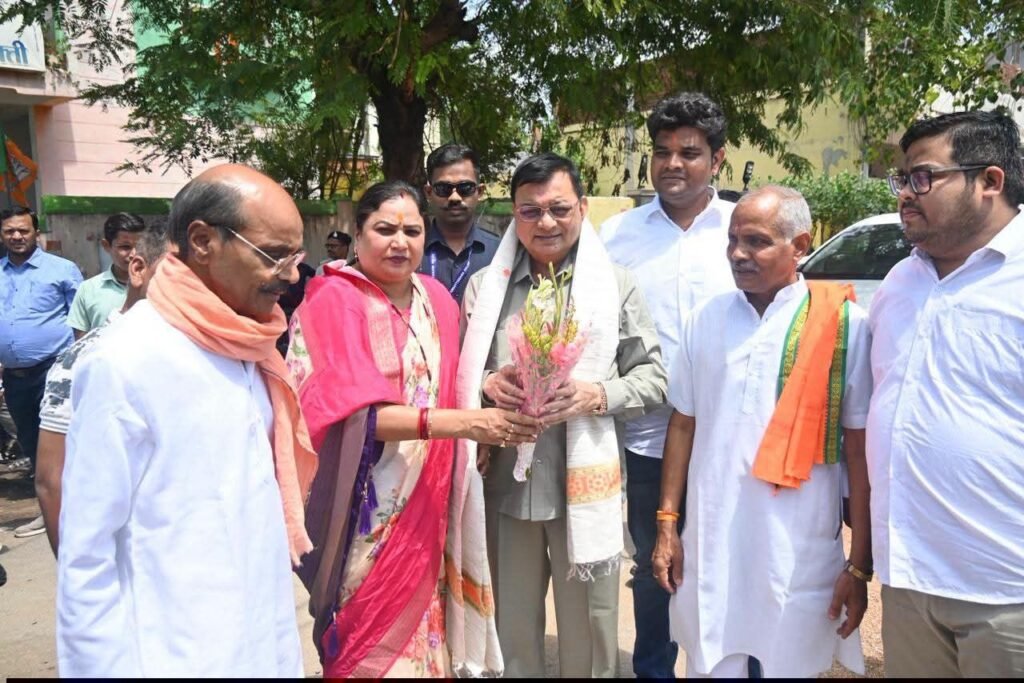 संविधान हत्या दिवस-प्रदेश के उद्योग मंत्री लखन देवांगन ने शक्ति के भाजपा कार्यालय में किया पत्रकार वार्ता को संबोधित. श्री देवांगन ने कहा- 25 जून 1975 का लोकतंत्र का वह काला अध्याय कभी बुलाया नहीं जा सकता संविधान हत्या दिवस-प्रदेश के उद्योग मंत्री लखन देवांगन ने शक्ति के भाजपा कार्यालय में किया पत्रकार वार्ता को संबोधित. श्री देवांगन ने कहा- 25 जून 1975 का लोकतंत्र का वह काला अध्याय कभी बुलाया नहीं जा सकता kshititech