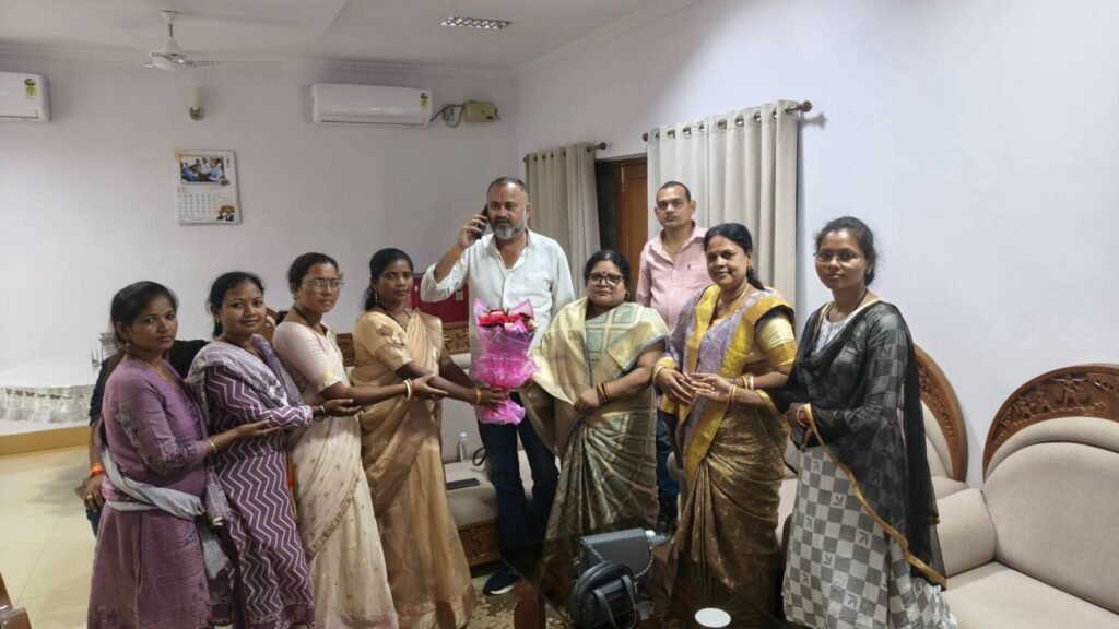 घर वापसी कार्यक्रम के पदाधिकारियो ने सुनी प्रधानमंत्री जी के मन की बात. बस्तर प्रवास के दौरान कार्यकर्ताओं के साथ राष्ट्रहित में किये जा रहे कार्यों से रूबरू हुए कार्यकर्ता. प्रबल प्रताप सिंह जूदेव के साथ पहुंची प्रदेश घर वापसी प्रमुख अंजू ग़बेल ने कहा- प्रधानमंत्री जी के मन की बात कार्यक्रम से बस्तर क्षेत्र में कार्यकर्ताओं में उत्साह kshititech