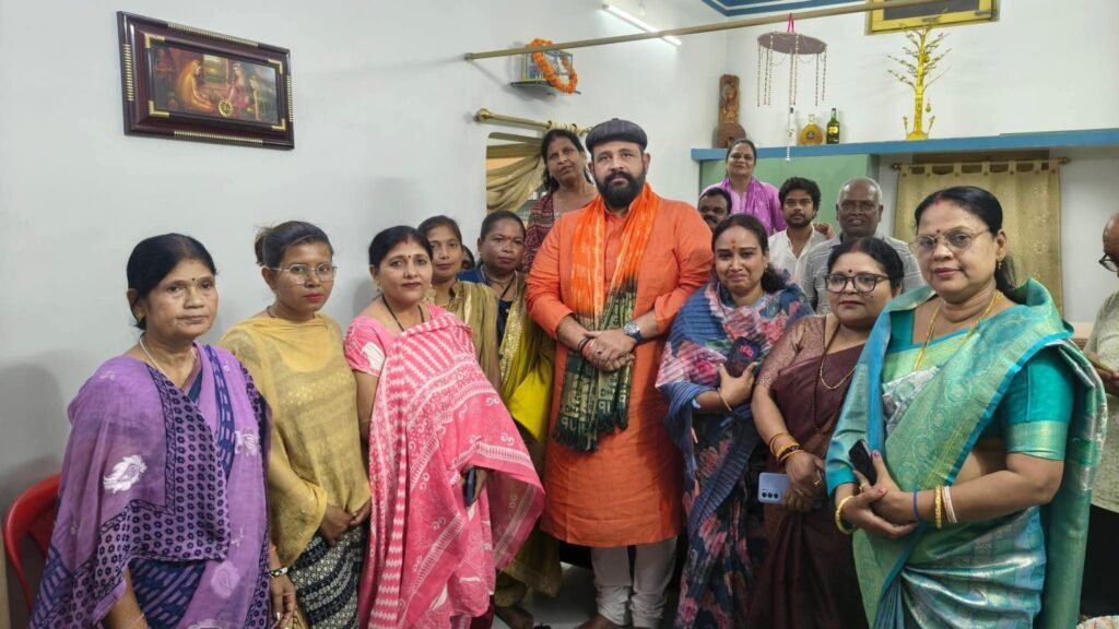 घर वापसी कार्यक्रम के पदाधिकारियो ने सुनी प्रधानमंत्री जी के मन की बात. बस्तर प्रवास के दौरान कार्यकर्ताओं के साथ राष्ट्रहित में किये जा रहे कार्यों से रूबरू हुए कार्यकर्ता. प्रबल प्रताप सिंह जूदेव के साथ पहुंची प्रदेश घर वापसी प्रमुख अंजू ग़बेल ने कहा- प्रधानमंत्री जी के मन की बात कार्यक्रम से बस्तर क्षेत्र में कार्यकर्ताओं में उत्साह kshititech
