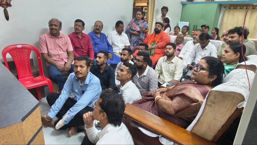 घर वापसी कार्यक्रम के पदाधिकारियो ने सुनी प्रधानमंत्री जी के मन की बात. बस्तर प्रवास के दौरान कार्यकर्ताओं के साथ राष्ट्रहित में किये जा रहे कार्यों से रूबरू हुए कार्यकर्ता. प्रबल प्रताप सिंह जूदेव के साथ पहुंची प्रदेश घर वापसी प्रमुख अंजू ग़बेल ने कहा- प्रधानमंत्री जी के मन की बात कार्यक्रम से बस्तर क्षेत्र में कार्यकर्ताओं में उत्साह kshititech