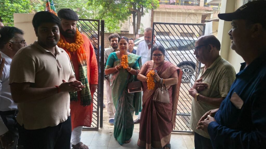 घर वापसी कार्यक्रम के पदाधिकारियो ने सुनी प्रधानमंत्री जी के मन की बात. बस्तर प्रवास के दौरान कार्यकर्ताओं के साथ राष्ट्रहित में किये जा रहे कार्यों से रूबरू हुए कार्यकर्ता. प्रबल प्रताप सिंह जूदेव के साथ पहुंची प्रदेश घर वापसी प्रमुख अंजू ग़बेल ने कहा- प्रधानमंत्री जी के मन की बात कार्यक्रम से बस्तर क्षेत्र में कार्यकर्ताओं में उत्साह kshititech