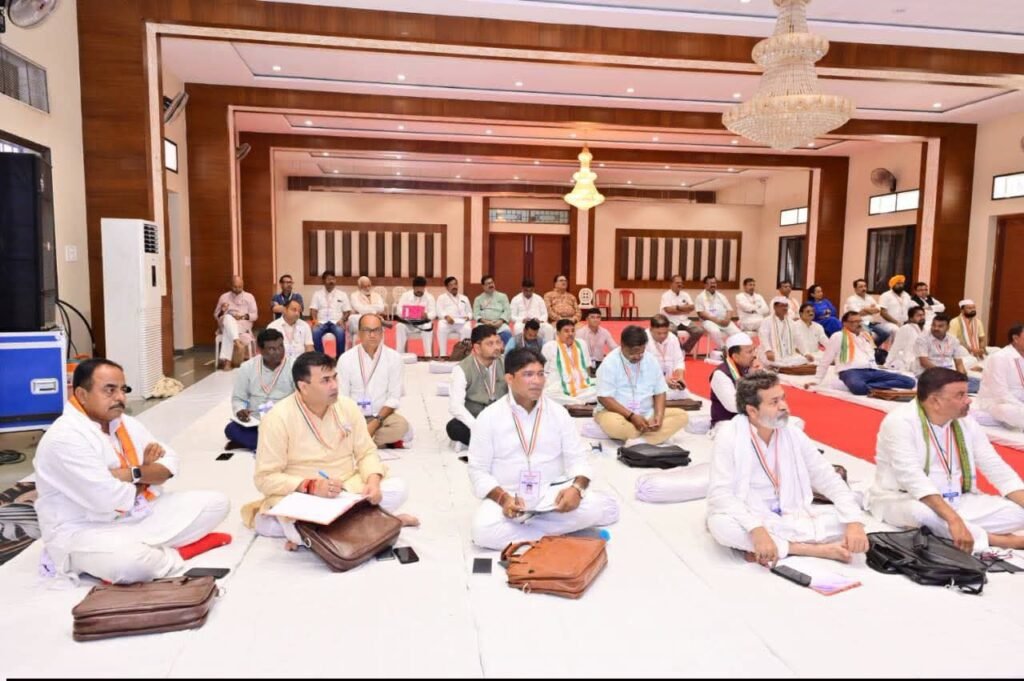 काम करने की नई ऊर्जा मिली अध्यक्षों को-कांग्रेस जिला अध्यक्षों के 10 दिवसीय प्रशिक्षण शिविर का हुआ 29 जून को समापन शक्ति जिला अध्यक्ष रश्मि गबेल भी पहुंची आवासिय प्रशिक्षण में. अंतिम दिवस राज्यसभा सांसद पवन खेड़ा ने किया समापन. पीसीसी अध्यक्ष दीपक बैज एवं नेता प्रतिपक्ष महंत भी रहे मौजूद. रश्मि गबेल ने कहा- शिविर में रहकर बहुत कुछ सीखने को मिला kshititech