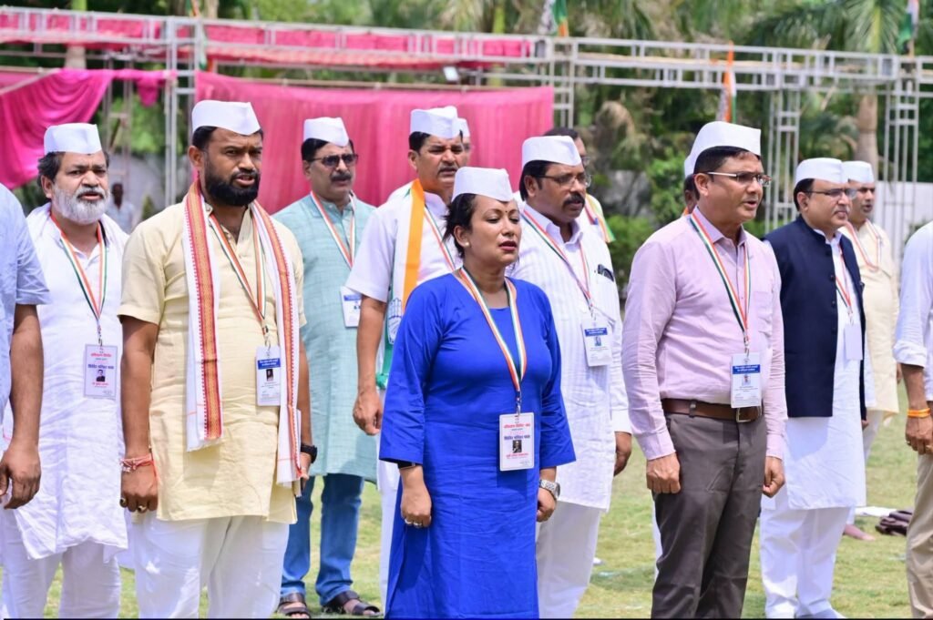 काम करने की नई ऊर्जा मिली अध्यक्षों को-कांग्रेस जिला अध्यक्षों के 10 दिवसीय प्रशिक्षण शिविर का हुआ 29 जून को समापन शक्ति जिला अध्यक्ष रश्मि गबेल भी पहुंची आवासिय प्रशिक्षण में. अंतिम दिवस राज्यसभा सांसद पवन खेड़ा ने किया समापन. पीसीसी अध्यक्ष दीपक बैज एवं नेता प्रतिपक्ष महंत भी रहे मौजूद. रश्मि गबेल ने कहा- शिविर में रहकर बहुत कुछ सीखने को मिला kshititech