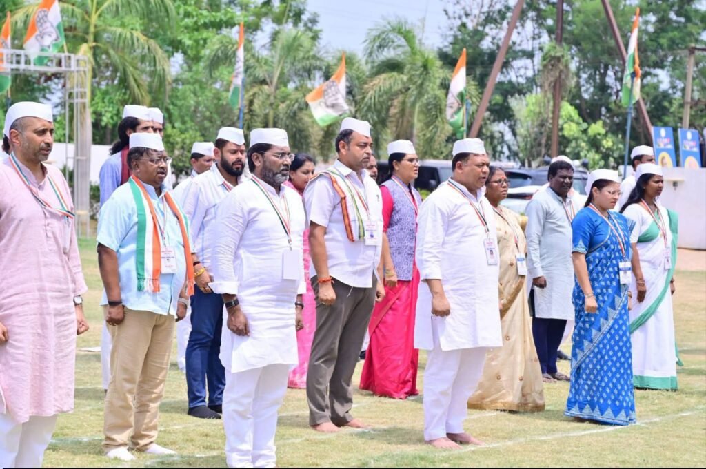 काम करने की नई ऊर्जा मिली अध्यक्षों को-कांग्रेस जिला अध्यक्षों के 10 दिवसीय प्रशिक्षण शिविर का हुआ 29 जून को समापन शक्ति जिला अध्यक्ष रश्मि गबेल भी पहुंची आवासिय प्रशिक्षण में. अंतिम दिवस राज्यसभा सांसद पवन खेड़ा ने किया समापन. पीसीसी अध्यक्ष दीपक बैज एवं नेता प्रतिपक्ष महंत भी रहे मौजूद. रश्मि गबेल ने कहा- शिविर में रहकर बहुत कुछ सीखने को मिला kshititech