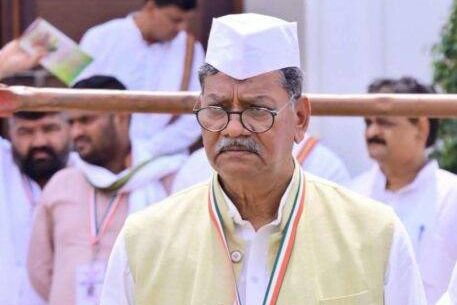 काम करने की नई ऊर्जा मिली अध्यक्षों को-कांग्रेस जिला अध्यक्षों के 10 दिवसीय प्रशिक्षण शिविर का हुआ 29 जून को समापन शक्ति जिला अध्यक्ष रश्मि गबेल भी पहुंची आवासिय प्रशिक्षण में. अंतिम दिवस राज्यसभा सांसद पवन खेड़ा ने किया समापन. पीसीसी अध्यक्ष दीपक बैज एवं नेता प्रतिपक्ष महंत भी रहे मौजूद. रश्मि गबेल ने कहा- शिविर में रहकर बहुत कुछ सीखने को मिला kshititech