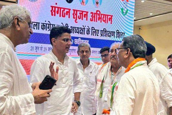 लोकसभा के नेता प्रतिपक्ष राहुल गांधी आज छत्तीसगढ़ दौरे पर. अभनपुर में संगठन सृजन अभियान में होंगे शामिल. 10 दिनों तक प्रदेश भर के कांग्रेस नेता लेंगे संगठन की मजबूती का प्रशिक्षण. पीसीसी अध्यक्ष दीपक बैज एवं नेता प्रतिपक्ष डॉ चरण दास महान के नेतृत्व में होगा राहुल जी का जोरदार स्वागत kshititech