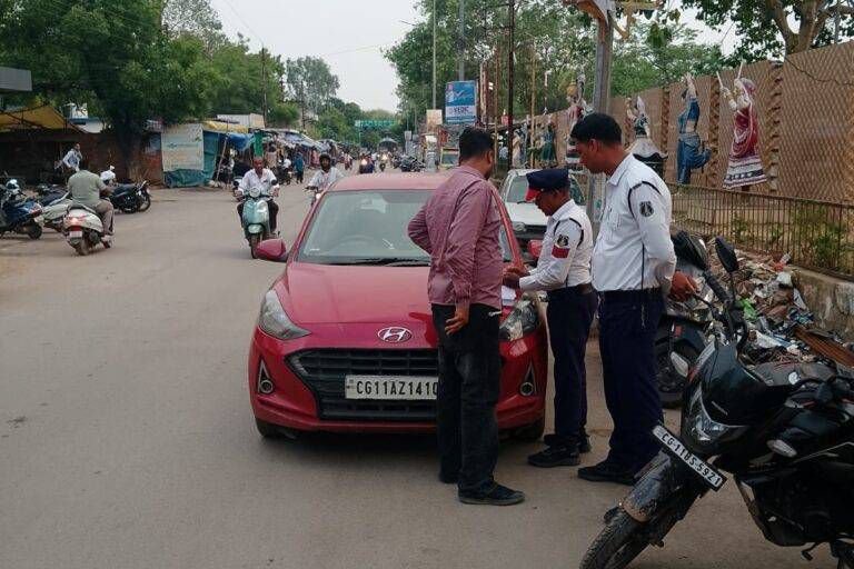 एक बाइक पर चार सवारी-शक्ति ट्रैफिक पुलिस ने किया चालान. कहा अबकी बार करोगे गलती तो होगी बड़ी कार्रवाई। 12 जून को जिला मुख्यालय शक्ति में यातायात विभाग ने की बड़ी कार्रवाई. 25 गाड़ियों को किया गया चालान. चार सवारी वाले को इतना भी डर नहीं की थाने के सामने से निकल रहा है. हौसले बुलंद हैं ट्रैफिक नियम का उल्लंघन करने वालों के kshititech