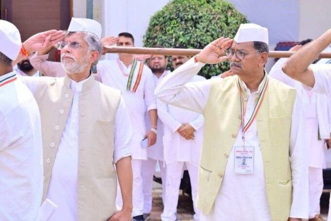 काम करने की नई ऊर्जा मिली अध्यक्षों को-कांग्रेस जिला अध्यक्षों के 10 दिवसीय प्रशिक्षण शिविर का हुआ 29 जून को समापन शक्ति जिला अध्यक्ष रश्मि गबेल भी पहुंची आवासिय प्रशिक्षण में. अंतिम दिवस राज्यसभा सांसद पवन खेड़ा ने किया समापन. पीसीसी अध्यक्ष दीपक बैज एवं नेता प्रतिपक्ष महंत भी रहे मौजूद. रश्मि गबेल ने कहा- शिविर में रहकर बहुत कुछ सीखने को मिला kshititech