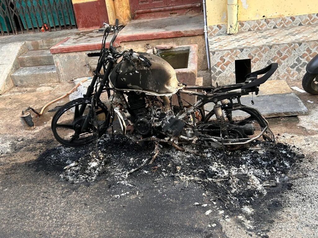 धन्यवाद शक्ति पुलिस-गुंडों का निकला जुलूस-शक्ति पुलिस की बड़ी सफलता-24 घंटे के अंदर शहर में मोटरसाइकिल को आग लगने वाले दो आरोपियों को किया गिरफ्तार.पुलिस ने निकाला गुंडों का जुलूस. एसपी साहब का संदेश- शक्ति जिले में गुंडा तत्वों। बदमाशों पर पुलिस करेगी सख्ती से कार्रवाई. नहीं बक्शे जायेंगे अपराधी. शहर की जनता ने किया पुलिस प्रशासन का धन्यवाद kshititech