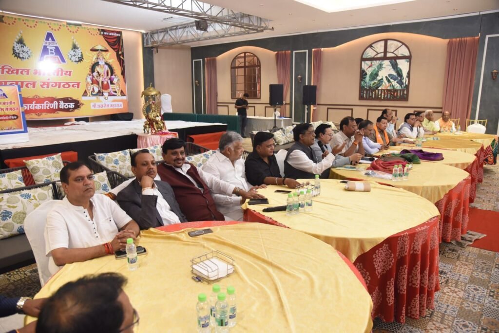 इंदौर की बैठक में 12 नए राष्ट्रीय संयोजकों की हुई नियुक्ति- राष्ट्रीय उपाध्यक्ष डॉ अशोक सियाराम अग्रवाल के नेतृत्व में संगठन के सदस्य पहुंचे राष्ट्रीय कार्यकारिणी की बैठक में. समाज को सशक्त. संगठित एवं प्रगतिशील बनाने के लिए हुआ समितितो का गठन. दुनिया में अग्रवाल समाज की सबसे बड़ी संस्था है अखिल भारतीय अग्रवाल संगठन. अगली बैठक हरिद्वार में इंदौर की बैठक में 12 नए राष्ट्रीय संयोजकों की हुई नियुक्ति- राष्ट्रीय उपाध्यक्ष डॉ अशोक सियाराम अग्रवाल के नेतृत्व में संगठन के सदस्य पहुंचे राष्ट्रीय कार्यकारिणी की बैठक में. समाज को सशक्त. संगठित एवं प्रगतिशील बनाने के लिए हुआ समितितो का गठन. दुनिया में अग्रवाल समाज की सबसे बड़ी संस्था है अखिल भारतीय अग्रवाल संगठन. अगली बैठक हरिद्वार में kshititech