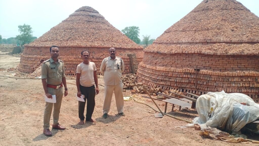 शक्ति जिले में खनिज विभाग की बड़ी कार्रवाई-अवैध खनिज परिवहन करते वाहनों को किया जप्त एवं ईंट भट्ठा संचालकों को जारी किया गया नोटिस. कलेक्टर तोपनों एवं खनिज अधिकारी बंजारे के निर्देशन में चल रही ताड़-बतोड़ कारवाई. माइनिंग ऑफिसर बंजारे ने कहा- लगातार जारी रहेगी कारवाई kshititech