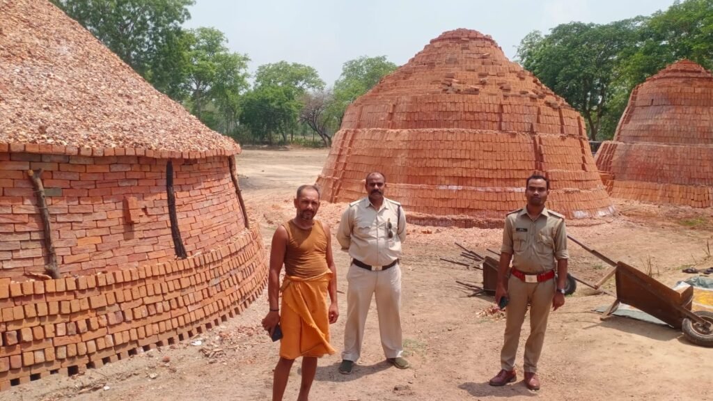 शक्ति जिले में खनिज विभाग की बड़ी कार्रवाई-अवैध खनिज परिवहन करते वाहनों को किया जप्त एवं ईंट भट्ठा संचालकों को जारी किया गया नोटिस. कलेक्टर तोपनों एवं खनिज अधिकारी बंजारे के निर्देशन में चल रही ताड़-बतोड़ कारवाई. माइनिंग ऑफिसर बंजारे ने कहा- लगातार जारी रहेगी कारवाई kshititech