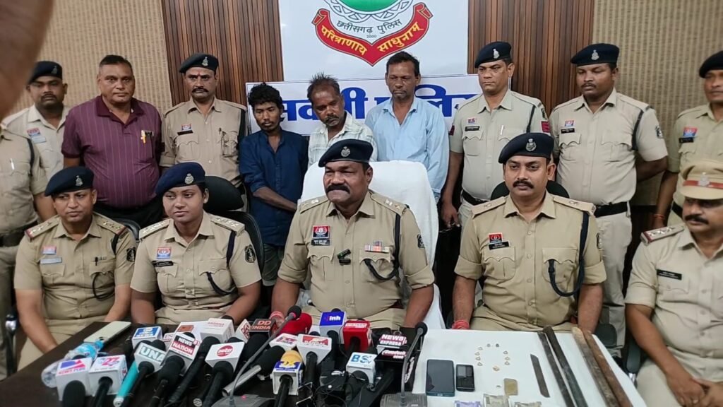 सफलताओं पर लगातार सफलता- शक्ति पुलिस की सक्रियता को नमन. एक हफ्ते में ही सुलझा दी मर्डर मिस्ट्री. मर्डर के आरोपियों सहित लूट की रकम एवं आभूषण खरीदने वाला व्यापारी भी गिरफ्तार. आरोपियों ने 2 साल पहले भी दिया था डबल मर्डर हत्याकांड को अंजाम. प्रेस वार्ता में एसपी साहब ने किया पूरे मामला का खुलासा. Ceir पोर्टल का उपयोग बना मामले को सुलझाने में सहायक सफलताओं पर लगातार सफलता- शक्ति पुलिस की सक्रियता को नमन. एक हफ्ते में ही सुलझा दी मर्डर मिस्ट्री. मर्डर के आरोपियों सहित लूट की रकम एवं आभूषण खरीदने वाला व्यापारी भी गिरफ्तार. आरोपियों ने 2 साल पहले भी दिया था डबल मर्डर हत्याकांड को अंजाम. प्रेस वार्ता में एसपी साहब ने किया पूरे मामला का खुलासा. Ceir पोर्टल का उपयोग बना मामले को सुलझाने में सहायक kshititech