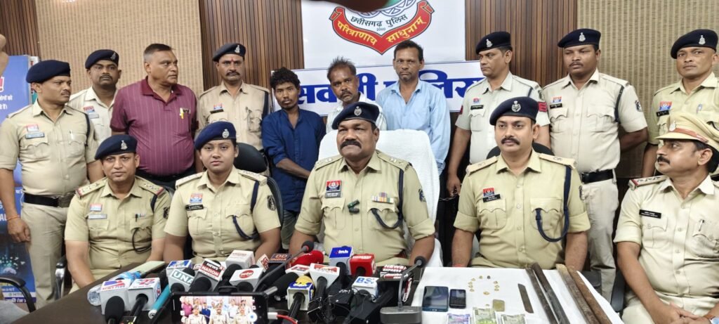 सफलताओं पर लगातार सफलता- शक्ति पुलिस की सक्रियता को नमन. एक हफ्ते में ही सुलझा दी मर्डर मिस्ट्री. मर्डर के आरोपियों सहित लूट की रकम एवं आभूषण खरीदने वाला व्यापारी भी गिरफ्तार. आरोपियों ने 2 साल पहले भी दिया था डबल मर्डर हत्याकांड को अंजाम. प्रेस वार्ता में एसपी साहब ने किया पूरे मामला का खुलासा. Ceir पोर्टल का उपयोग बना मामले को सुलझाने में सहायक सफलताओं पर लगातार सफलता- शक्ति पुलिस की सक्रियता को नमन. एक हफ्ते में ही सुलझा दी मर्डर मिस्ट्री. मर्डर के आरोपियों सहित लूट की रकम एवं आभूषण खरीदने वाला व्यापारी भी गिरफ्तार. आरोपियों ने 2 साल पहले भी दिया था डबल मर्डर हत्याकांड को अंजाम. प्रेस वार्ता में एसपी साहब ने किया पूरे मामला का खुलासा. Ceir पोर्टल का उपयोग बना मामले को सुलझाने में सहायक kshititech