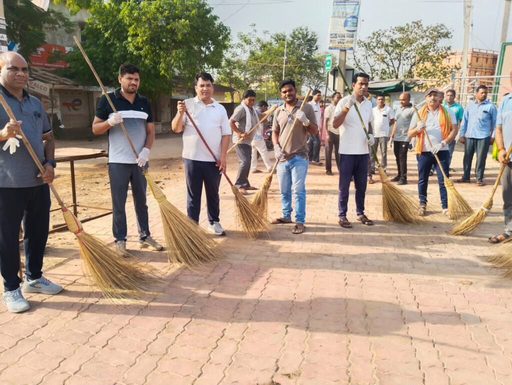 स्वच्छता को लेकर दिखा अभूतपूर्व जुनून-नगर पंचायत डभरा में 11 जून को हुआ स्वच्छता अभियान। जनप्रतिनिधियों।गणमान्य नागरिकों ने ली स्वच्छता की शपथ. एसडीएम. तहसीलदार. नगर पंचायत अध्यक्ष. सीएमओ सहित जनप्रतिनिधि रहे मौजूद. डभरा शहर को स्वच्छ रखने नागरिक दे रहे अपना सहयोग स्वच्छता को लेकर दिखा अभूतपूर्व जुनून-नगर पंचायत डभरा में 11 जून को हुआ स्वच्छता अभियान। जनप्रतिनिधियों।गणमान्य नागरिकों ने ली स्वच्छता की शपथ. एसडीएम. तहसीलदार. नगर पंचायत अध्यक्ष. सीएमओ सहित जनप्रतिनिधि रहे मौजूद. डभरा शहर को स्वच्छ रखने नागरिक दे रहे अपना सहयोग kshititech