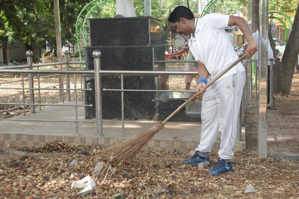 मेरा शक्ति स्वच्छ शक्ति-जिला मुख्यालय शक्ति में आईएएस अधिकारी जैन सहित एसडीएम एवं नगर पालिका अध्यक्ष ने लगाई झाड़ू. शहर वासियों को दिया स्वच्छता का संदेश. शहर को स्वच्छ बनाने प्रशासन की अनुकरणीय पहल. कलेक्टर टोपनो साहब के निर्देशन में हुआ अभियान का आगाज. नगर पालिका अध्यक्ष श्याम सुंदर अग्रवाल ने कहा- शहर को स्वच्छ रखना हम सब की सामूहिक जिम्मेदारी kshititech