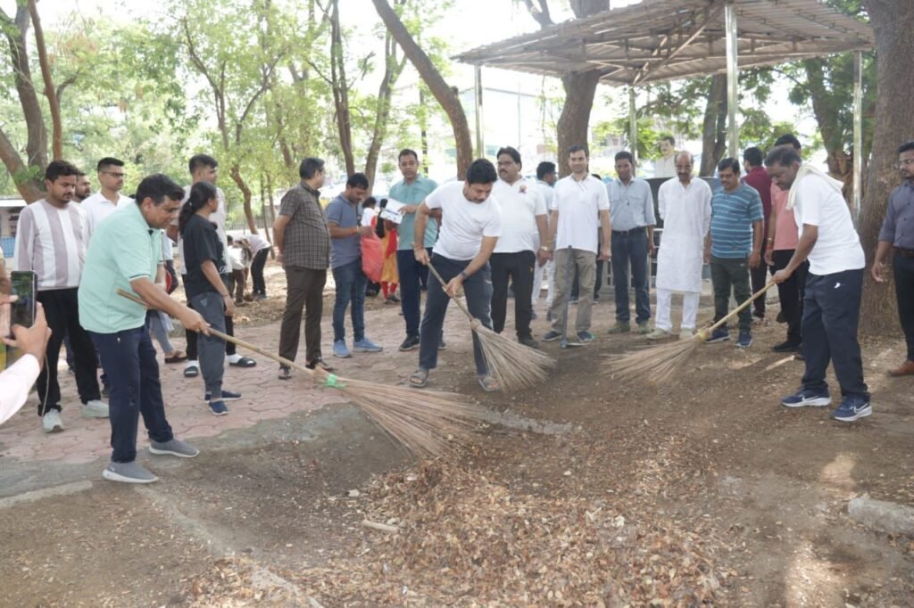 मेरा शक्ति स्वच्छ शक्ति-जिला मुख्यालय शक्ति में आईएएस अधिकारी जैन सहित एसडीएम एवं नगर पालिका अध्यक्ष ने लगाई झाड़ू. शहर वासियों को दिया स्वच्छता का संदेश. शहर को स्वच्छ बनाने प्रशासन की अनुकरणीय पहल. कलेक्टर टोपनो साहब के निर्देशन में हुआ अभियान का आगाज. नगर पालिका अध्यक्ष श्याम सुंदर अग्रवाल ने कहा- शहर को स्वच्छ रखना हम सब की सामूहिक जिम्मेदारी kshititech