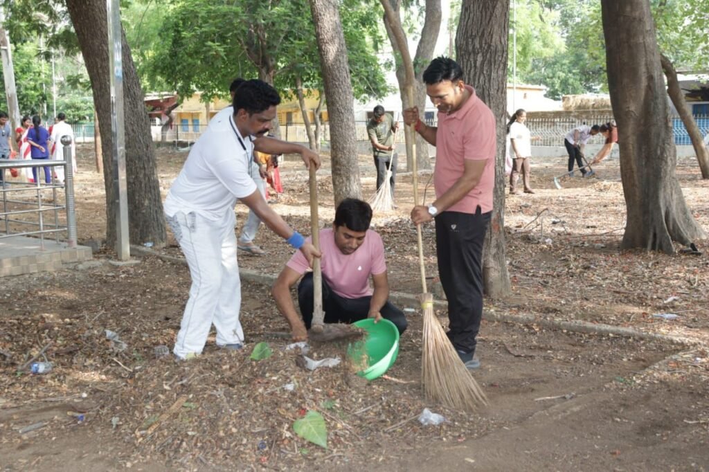 मेरा शक्ति स्वच्छ शक्ति-जिला मुख्यालय शक्ति में आईएएस अधिकारी जैन सहित एसडीएम एवं नगर पालिका अध्यक्ष ने लगाई झाड़ू. शहर वासियों को दिया स्वच्छता का संदेश. शहर को स्वच्छ बनाने प्रशासन की अनुकरणीय पहल. कलेक्टर टोपनो साहब के निर्देशन में हुआ अभियान का आगाज. नगर पालिका अध्यक्ष श्याम सुंदर अग्रवाल ने कहा- शहर को स्वच्छ रखना हम सब की सामूहिक जिम्मेदारी kshititech