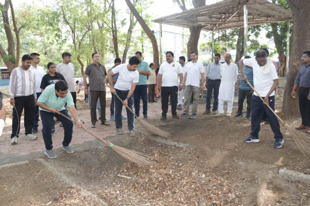 मेरा शक्ति स्वच्छ शक्ति-जिला मुख्यालय शक्ति में आईएएस अधिकारी जैन सहित एसडीएम एवं नगर पालिका अध्यक्ष ने लगाई झाड़ू. शहर वासियों को दिया स्वच्छता का संदेश. शहर को स्वच्छ बनाने प्रशासन की अनुकरणीय पहल. कलेक्टर टोपनो साहब के निर्देशन में हुआ अभियान का आगाज. नगर पालिका अध्यक्ष श्याम सुंदर अग्रवाल ने कहा- शहर को स्वच्छ रखना हम सब की सामूहिक जिम्मेदारी kshititech