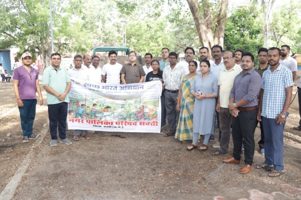 मेरा शक्ति स्वच्छ शक्ति-जिला मुख्यालय शक्ति में आईएएस अधिकारी जैन सहित एसडीएम एवं नगर पालिका अध्यक्ष ने लगाई झाड़ू. शहर वासियों को दिया स्वच्छता का संदेश. शहर को स्वच्छ बनाने प्रशासन की अनुकरणीय पहल. कलेक्टर टोपनो साहब के निर्देशन में हुआ अभियान का आगाज. नगर पालिका अध्यक्ष श्याम सुंदर अग्रवाल ने कहा- शहर को स्वच्छ रखना हम सब की सामूहिक जिम्मेदारी kshititech