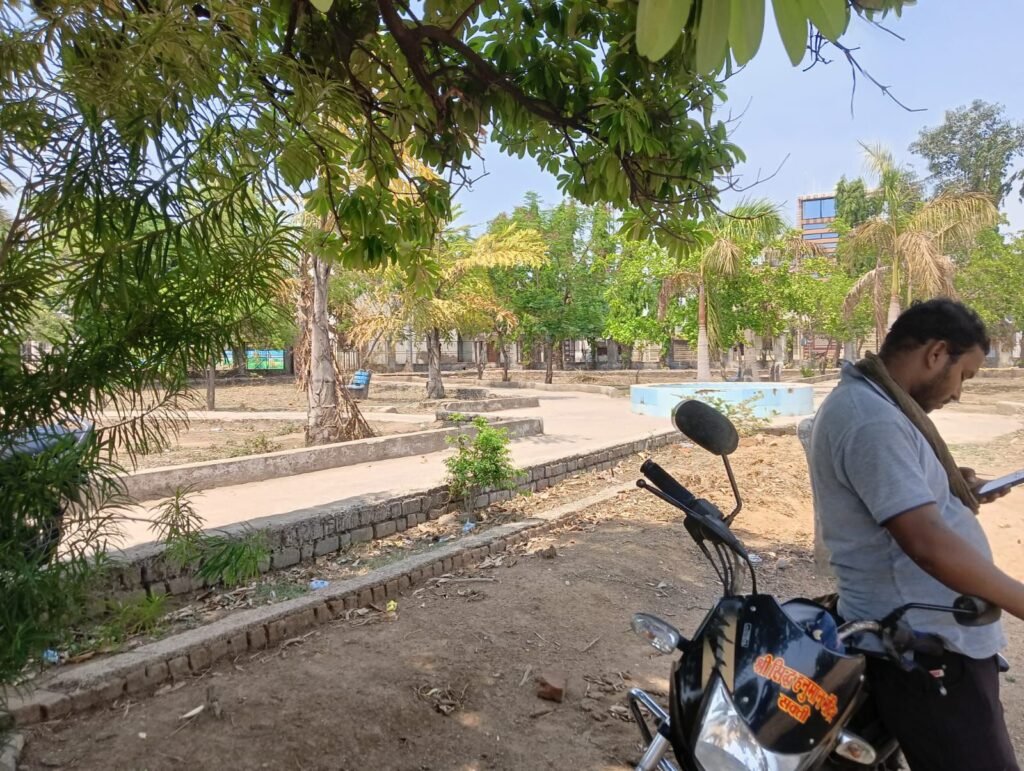 श्रम शक्ति से करेंगे काया कल्प -मुखर्जी उद्यान पुष्प वाटिका की देखरेख एवं साफ सफाई करने की अनुमति मांगी शहर की सिद्ध श्री हनुमान परिवार ने.10 जून को नगर पालिका अध्यक्ष को दिया गया ज्ञापन. गार्डन को व्यवस्थित करने में अपना श्रम लगाएंगे समिति के सदस्य. नगर पालिका द्वारा 20 सालों पहले स्थापित की गई थी पुष्प वाटिका श्रम शक्ति से करेंगे काया कल्प -मुखर्जी उद्यान पुष्प वाटिका की देखरेख एवं साफ सफाई करने की अनुमति मांगी शहर की सिद्ध श्री हनुमान परिवार ने.10 जून को नगर पालिका अध्यक्ष को दिया गया ज्ञापन. गार्डन को व्यवस्थित करने में अपना श्रम लगाएंगे समिति के सदस्य. नगर पालिका द्वारा 20 सालों पहले स्थापित की गई थी पुष्प वाटिका kshititech
