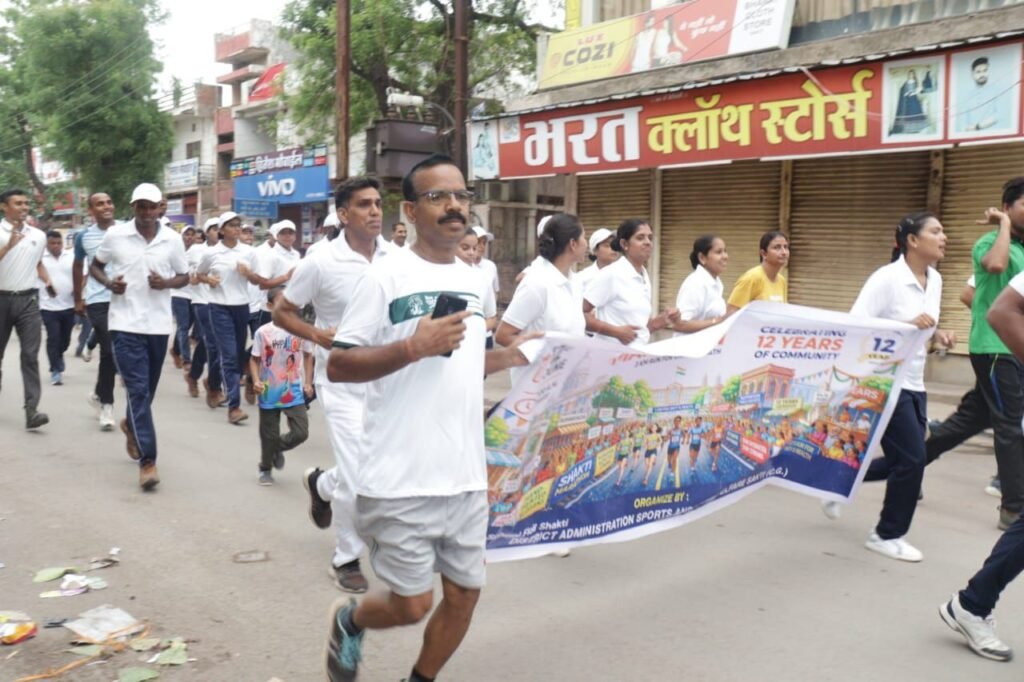 मोदी सरकार के 12 साल पूरे होने पर जिला मुख्यालय शक्ति में हुआ मैराथन दौड़ का आयोजन. आईएएस- आईपीएस अधिकारियो सहित जनप्रतिनिधियों ने लगाई दौड़. पुलिस कप्तान ठाकुर साहब एवं सीईओ जैन ने मारे छक्के और नगर पालिका अध्यक्ष राम अवतार ने मैराथन दौड़ को हरी झंडी दिखाकर किया रवाना मोदी सरकार के 12 साल पूरे होने पर जिला मुख्यालय शक्ति में हुआ मैराथन दौड़ का आयोजन. आईएएस- आईपीएस अधिकारियो सहित जनप्रतिनिधियों ने लगाई दौड़. पुलिस कप्तान ठाकुर साहब एवं सीईओ जैन ने मारे छक्के और नगर पालिका अध्यक्ष राम अवतार ने मैराथन दौड़ को हरी झंडी दिखाकर किया रवाना kshititech