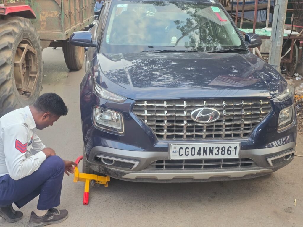 एक बाइक पर चार सवारी-शक्ति ट्रैफिक पुलिस ने किया चालान. कहा अबकी बार करोगे गलती तो होगी बड़ी कार्रवाई। 12 जून को जिला मुख्यालय शक्ति में यातायात विभाग ने की बड़ी कार्रवाई. 25 गाड़ियों को किया गया चालान. चार सवारी वाले को इतना भी डर नहीं की थाने के सामने से निकल रहा है. हौसले बुलंद हैं ट्रैफिक नियम का उल्लंघन करने वालों के kshititech