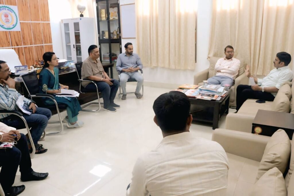 छत्तीसगढ़ शासन मार्कफेड के एमडी आईएएस जितेंद्र शुक्ला ने शक्ति जिले के अधिकारियों की की समीक्षा बैठक. कलेक्टर तोपनो साहब भी रहे मौजूद. शुक्ला साहब ने दिये अधिकारियों को दिशा निर्देश. प्रशासनिक तैयारियो को लेकर करी चर्चा kshititech