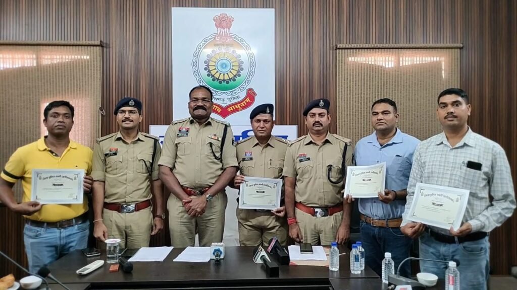 अवैध गांजा परिवहन में सक्ती पुलिस की बड़ी सफलताः- एक करोड़ पैतालीस लाख मूल्य का 02 क्विंटल से अधिक गांजा जप्त करने में मिली सफलता. पुलिस कप्तान शक्ति ने प्रेस वार्ता आयोजित कर दी जानकारी। फगुरम चौकी प्रभारी अनवर अली भी रहे मौजूद अवैध गांजा परिवहन में सक्ती पुलिस की बड़ी सफलताः- एक करोड़ पैतालीस लाख मूल्य का 02 क्विंटल से अधिक गांजा जप्त करने में मिली सफलता. पुलिस कप्तान शक्ति ने प्रेस वार्ता आयोजित कर दी जानकारी। फगुरम चौकी प्रभारी अनवर अली भी रहे मौजूद kshititech