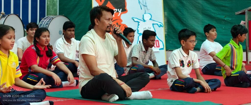 बाराद्वार के एशियन वर्ल्ड स्कूल में अंतर्राष्ट्रीय योग दिवस एवं फादर्स डे का उत्साहपूर्वक आयोजन. विद्यालय के डायरेक्टर नीरज अग्रवाल ने विद्यार्थियों के परिश्रम की करी प्रशंसा kshititech