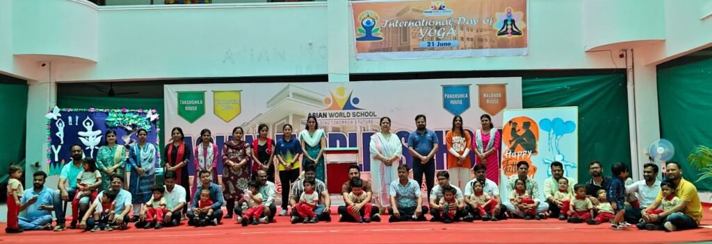 बाराद्वार के एशियन वर्ल्ड स्कूल में अंतर्राष्ट्रीय योग दिवस एवं फादर्स डे का उत्साहपूर्वक आयोजन. विद्यालय के डायरेक्टर नीरज अग्रवाल ने विद्यार्थियों के परिश्रम की करी प्रशंसा kshititech