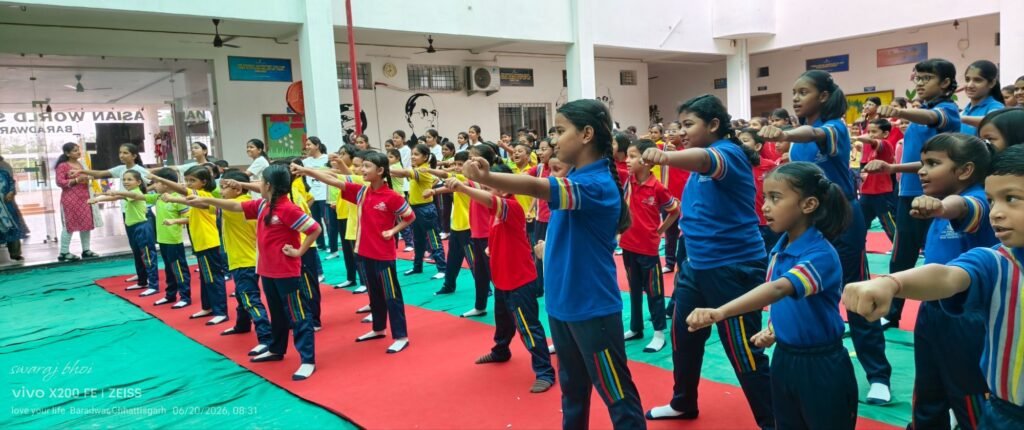 बाराद्वार के एशियन वर्ल्ड स्कूल में अंतर्राष्ट्रीय योग दिवस एवं फादर्स डे का उत्साहपूर्वक आयोजन. विद्यालय के डायरेक्टर नीरज अग्रवाल ने विद्यार्थियों के परिश्रम की करी प्रशंसा kshititech