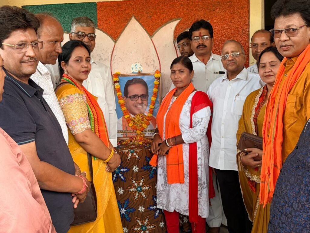 जननायक स्व. रोशन लाल अग्रवाल की जन्म जयंती पर खरसिया में भाजपा नेताओं ने किया सरकारी अस्पताल में मरीजों को फल बिस्किट का वितरण. गिरधर गुप्ता सहित पार्टी कार्यकर्ताओं ने दी श्रद्धांजलि. रायगढ़ में कमलम परिवार द्वारा स्वच्छता अभियान सहित रक्तदान शिविर प्रारंभ kshititech