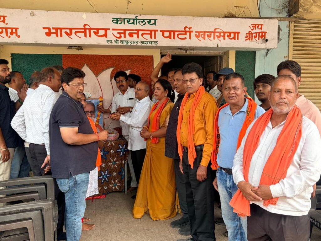 जननायक स्व. रोशन लाल अग्रवाल की जन्म जयंती पर खरसिया में भाजपा नेताओं ने किया सरकारी अस्पताल में मरीजों को फल बिस्किट का वितरण. गिरधर गुप्ता सहित पार्टी कार्यकर्ताओं ने दी श्रद्धांजलि. रायगढ़ में कमलम परिवार द्वारा स्वच्छता अभियान सहित रक्तदान शिविर प्रारंभ kshititech