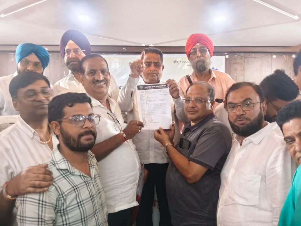 राजधानी रायपुर में हुई आधुनिक ट्रांसपोर्ट नगर बनाने की मांग. प्रदेश भर के 200 ट्रांसपोर्टरो ने एकजुट होकर चैंबर प्रदेश अध्यक्ष को सौपा मांग पत्र. राजधानी गुड्स ट्रांसपोर्ट ऑपरेटर एसोसिएशन के मीडिया प्रभारी विकास अग्रवाल महामाया ट्रांसपोर्ट ने दी जानकारी kshititech