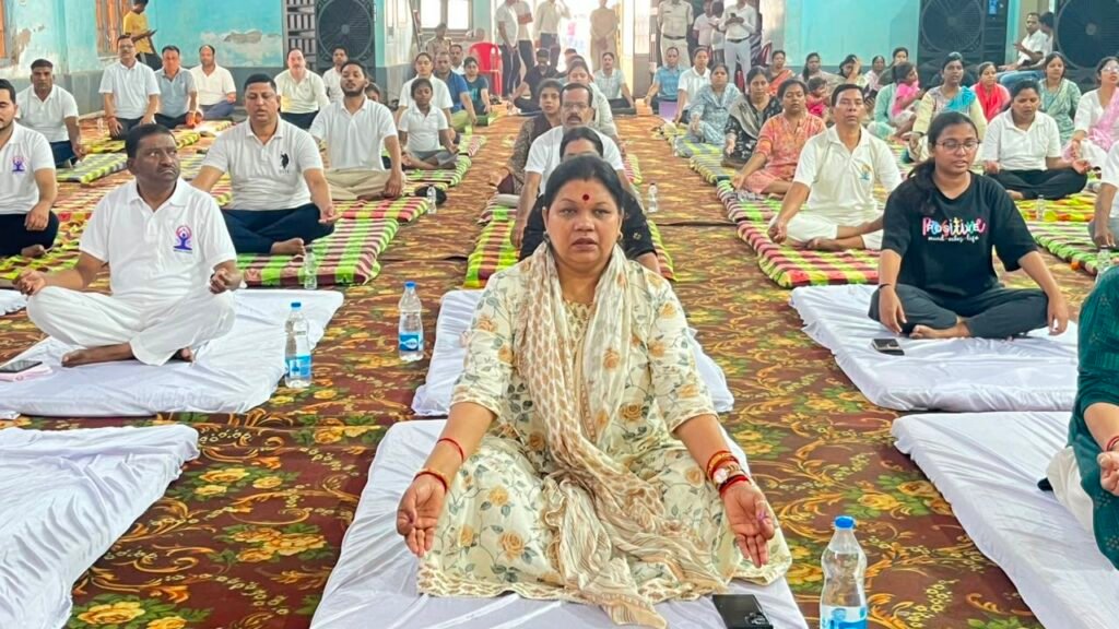 कोलकाता में मोदी बोले-70 की उम्र में 50 जैसा दिखें:योग इसमें मददगार, यह सबको जोड़ता है; पीएम ने 5 आसन किए, लोगों को सिखाया. इतिहास के पन्नों पर दर्ज हुआ कोलकाता का योग कार्यक्रम. मोदी लोगों के बीच पहुंचकर करवाते रहे खुद योगाभ्यास कोलकाता में मोदी बोले-70 की उम्र में 50 जैसा दिखें:योग इसमें मददगार, यह सबको जोड़ता है; पीएम ने 5 आसन किए, लोगों को सिखाया. इतिहास के पन्नों पर दर्ज हुआ कोलकाता का योग कार्यक्रम. मोदी लोगों के बीच पहुंचकर करवाते रहे खुद योगाभ्यास kshititech
